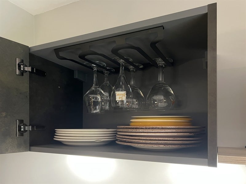 Cuisine ouverte de style moderne bois et noir à Bressuire | Raison Home - 7