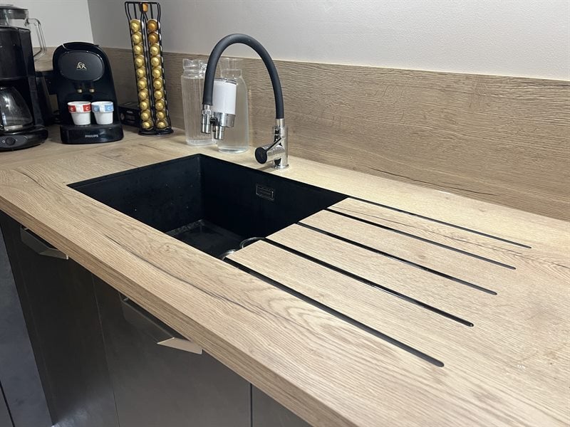 Cuisine ouverte de style moderne bois et noir à Bressuire | Raison Home - 8