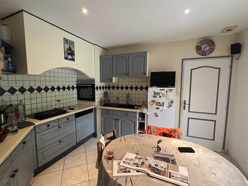 Cuisine ouverte de style moderne bois et noir à Bressuire | Raison Home - 9