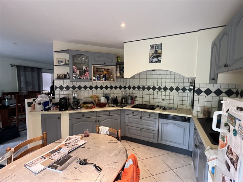 Cuisine ouverte de style moderne bois et noir à Bressuire | Raison Home - 10