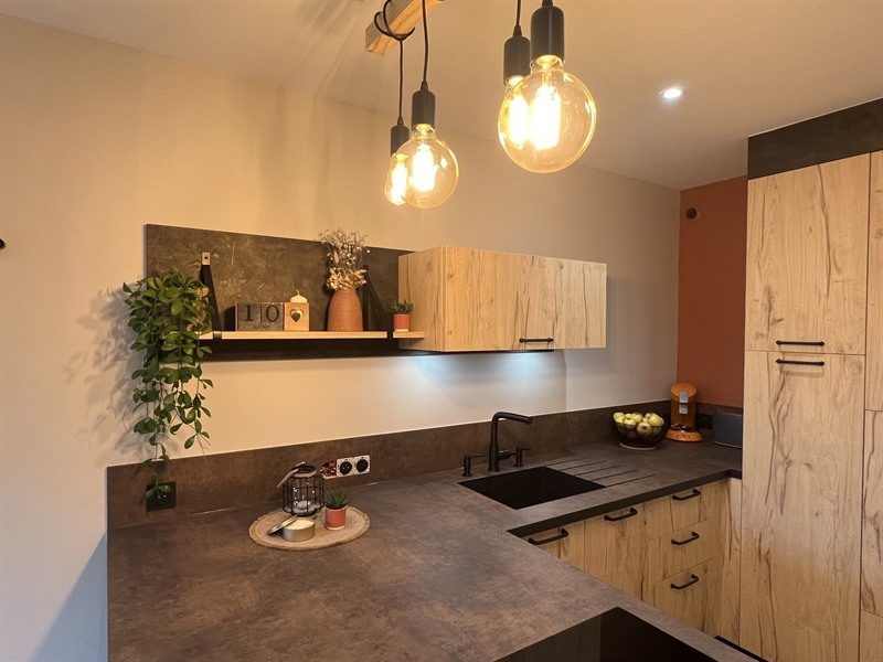 Cuisine industrielle bois et noir à Cirieres | Raison Home - 1
