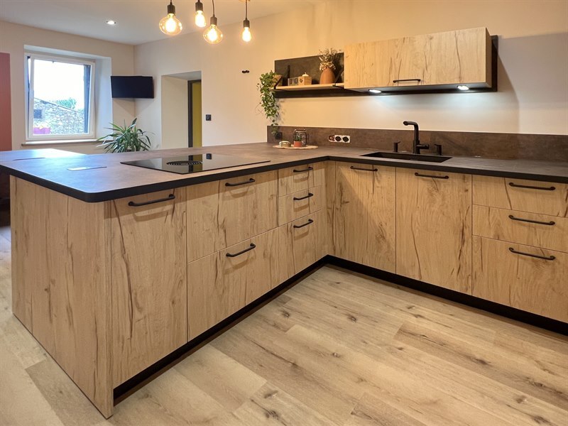 Cuisine industrielle bois et noir à Cirieres | Raison Home - 4