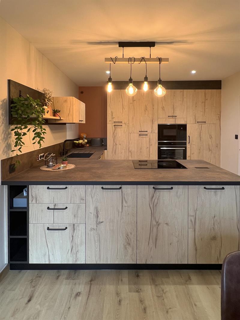 Cuisine industrielle bois et noir à Cirieres | Raison Home - 7