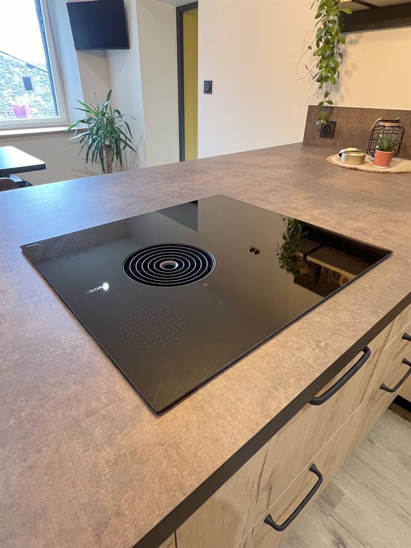 Cuisine industrielle bois et noir à Cirieres | Raison Home - 8