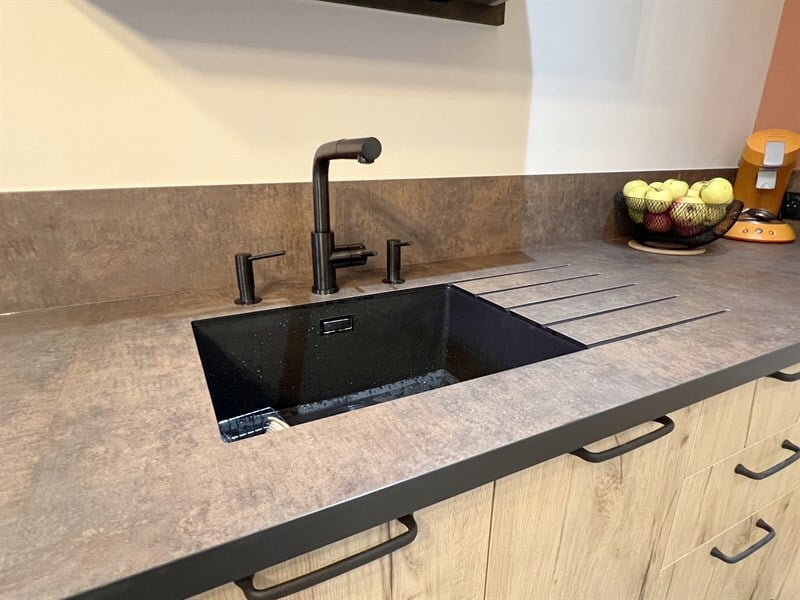 Cuisine industrielle bois et noir à Cirieres | Raison Home - 9