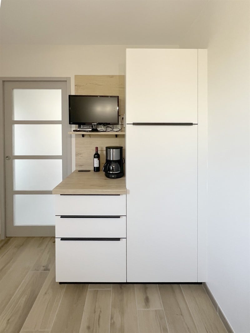 Cuisine fermée de style moderne bois et blanc à Bressuire | Raison Home - 3
