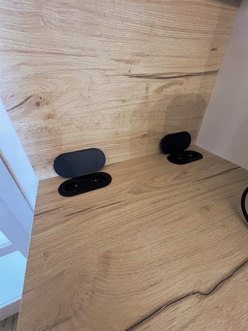 Cuisine fermée de style moderne bois et blanc à Bressuire | Raison Home - 7