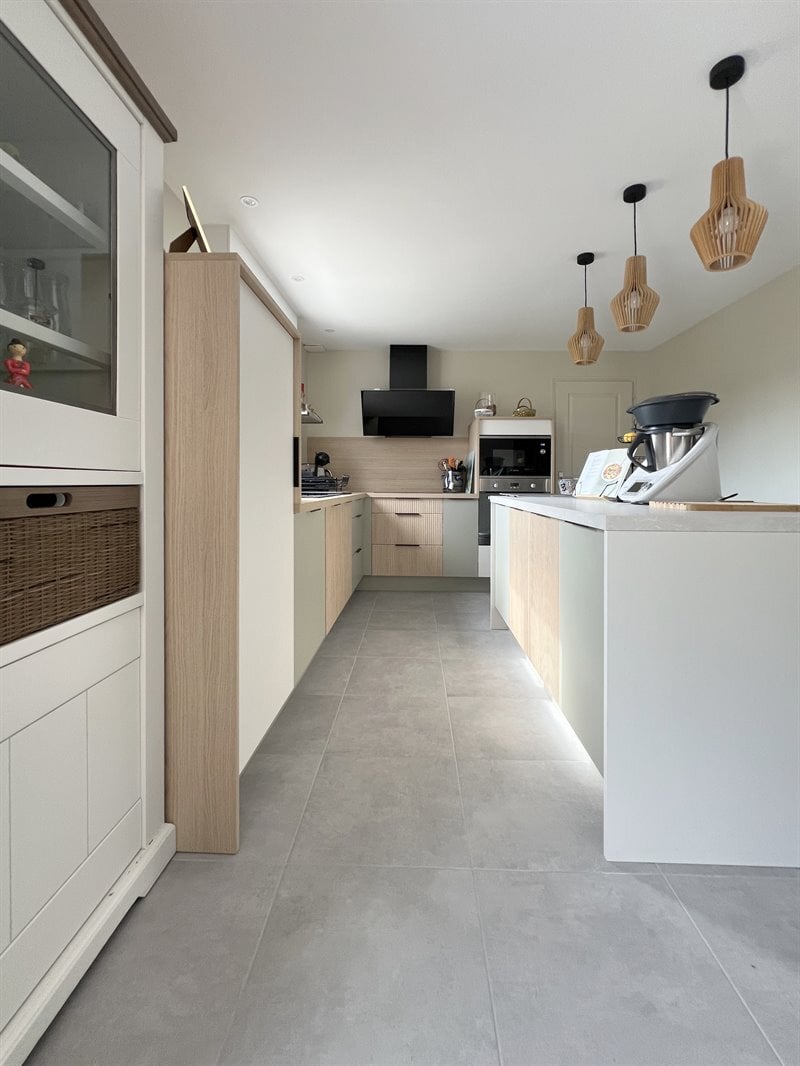 Cuisine avec îlot de couleur bois, blanc et vert d'eau à Beaufort-en-Anjou | Raison Home - 1