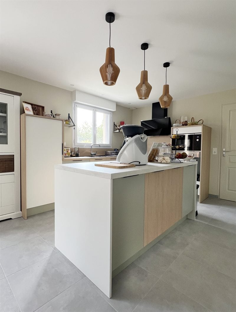 Cuisine avec îlot de couleur bois, blanc et vert d'eau à Beaufort-en-Anjou | Raison Home - 2