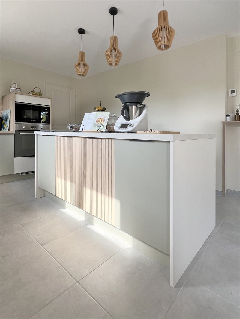 Cuisine avec îlot de couleur bois, blanc et vert d'eau à Beaufort-en-Anjou | Raison Home - 3