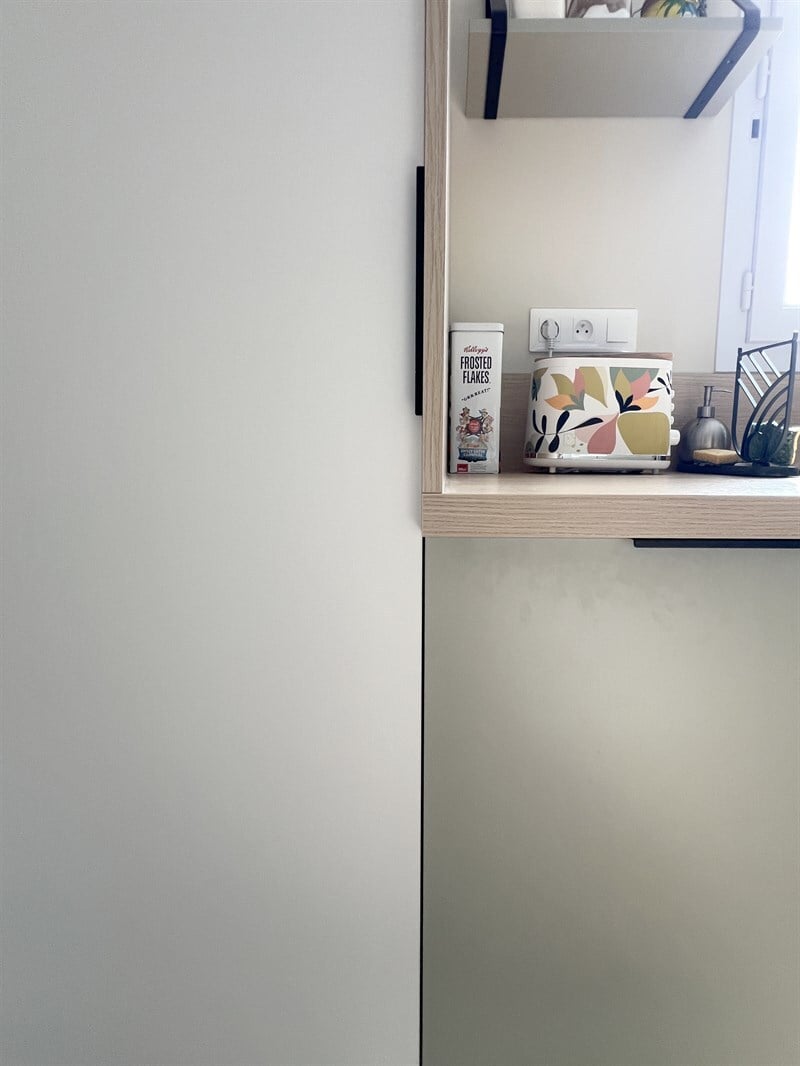 Cuisine avec îlot de couleur bois, blanc et vert d'eau à Beaufort-en-Anjou | Raison Home - 5