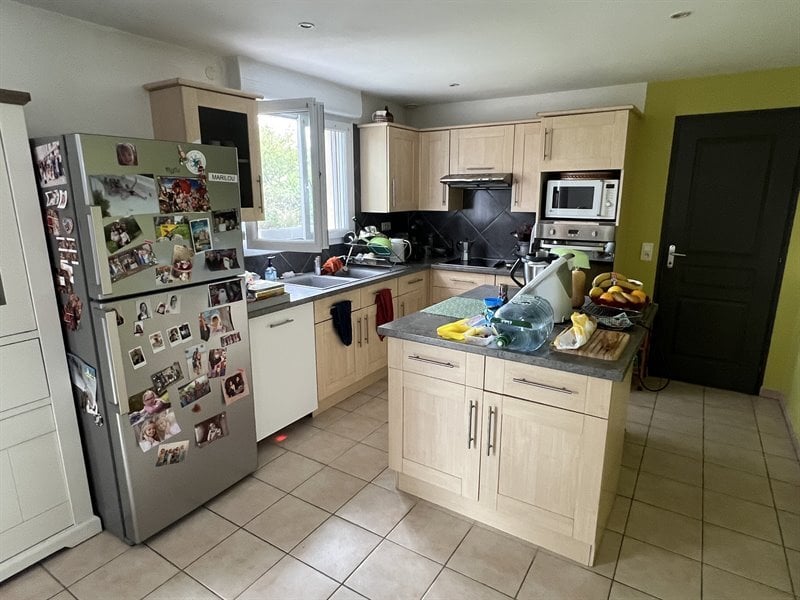 Cuisine avec îlot de couleur bois, blanc et vert d'eau à Beaufort-en-Anjou | Raison Home - 6