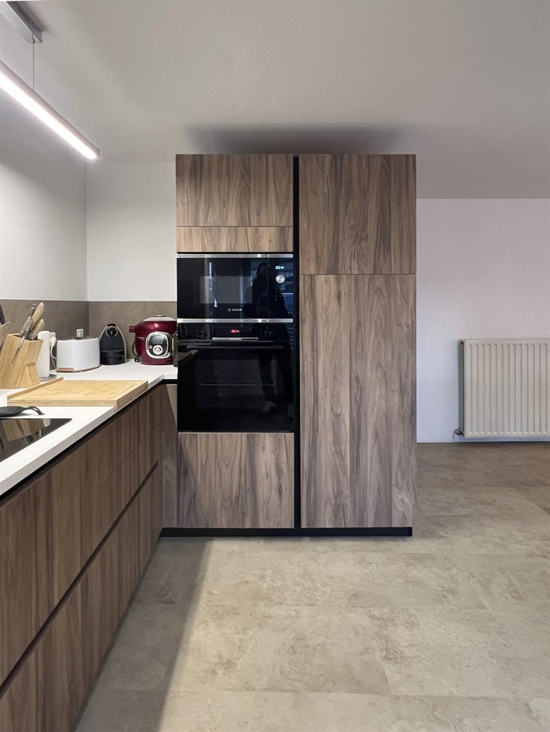 Cuisine ouverte bois et blanc à Borcq-sur-Airvault | Raison Home - 3