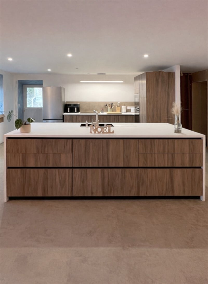 Cuisine ouverte bois et blanc à Borcq-sur-Airvault | Raison Home - 4