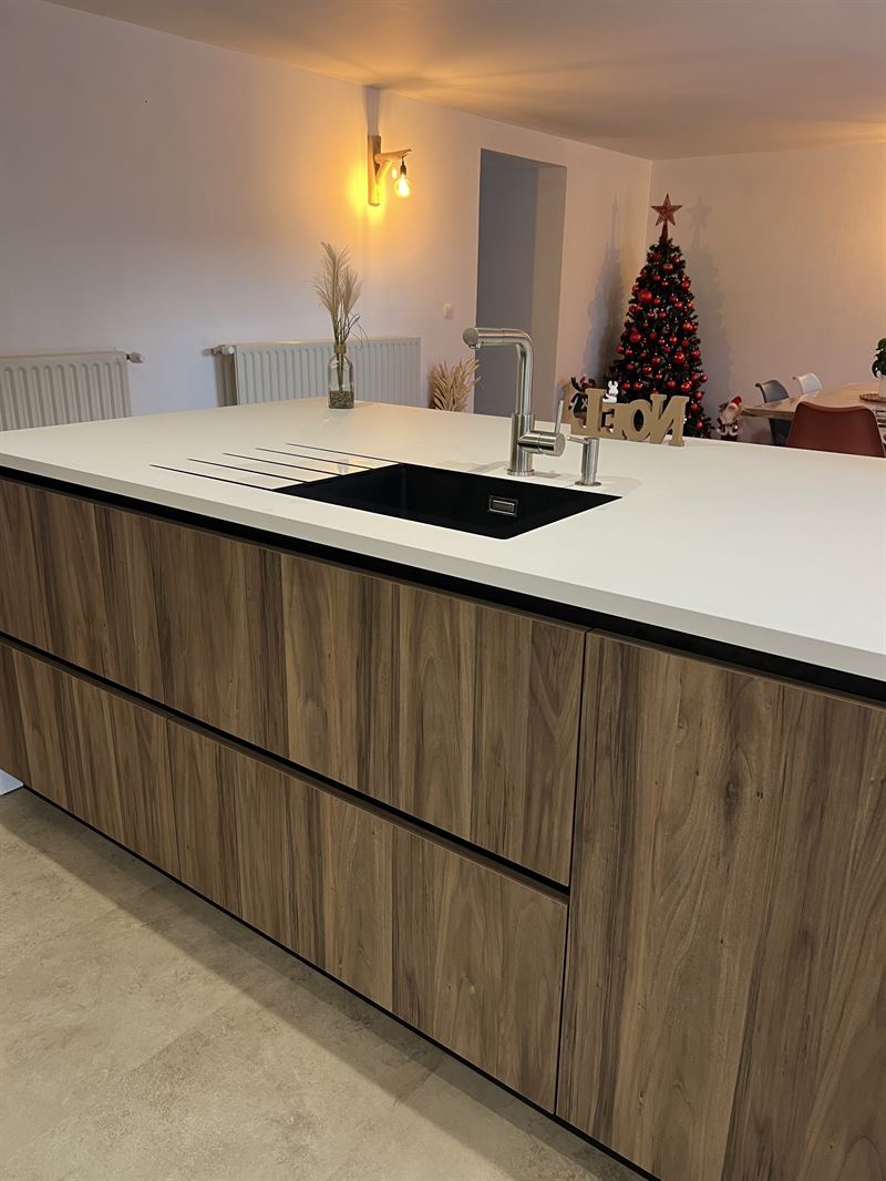 Cuisine ouverte bois et blanc à Borcq-sur-Airvault | Raison Home - 7