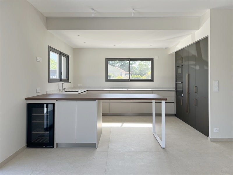 Cuisine ouverte bois et blanc à Chanteloup | Raison Home - 1