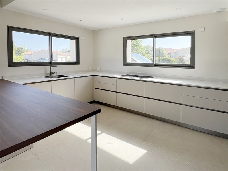Cuisine ouverte bois et blanc à Chanteloup | Raison Home - 5
