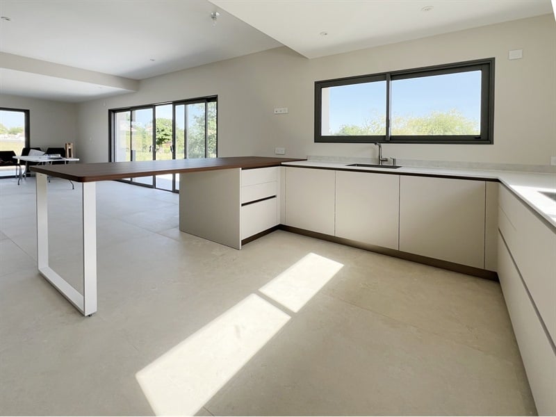 Cuisine ouverte bois et blanc à Chanteloup | Raison Home - 6