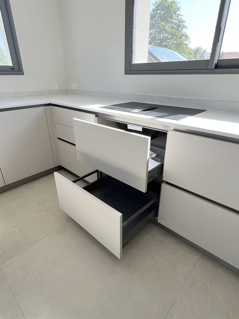 Cuisine ouverte bois et blanc à Chanteloup | Raison Home - 7