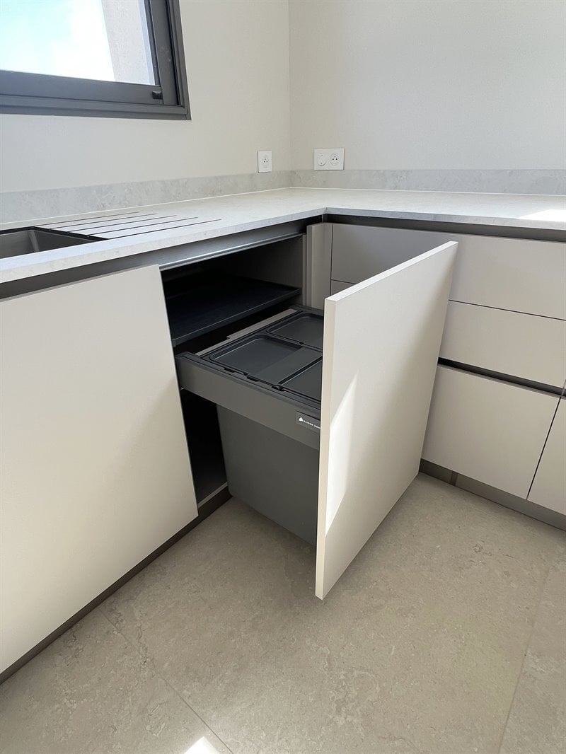 Cuisine ouverte bois et blanc à Chanteloup | Raison Home - 8