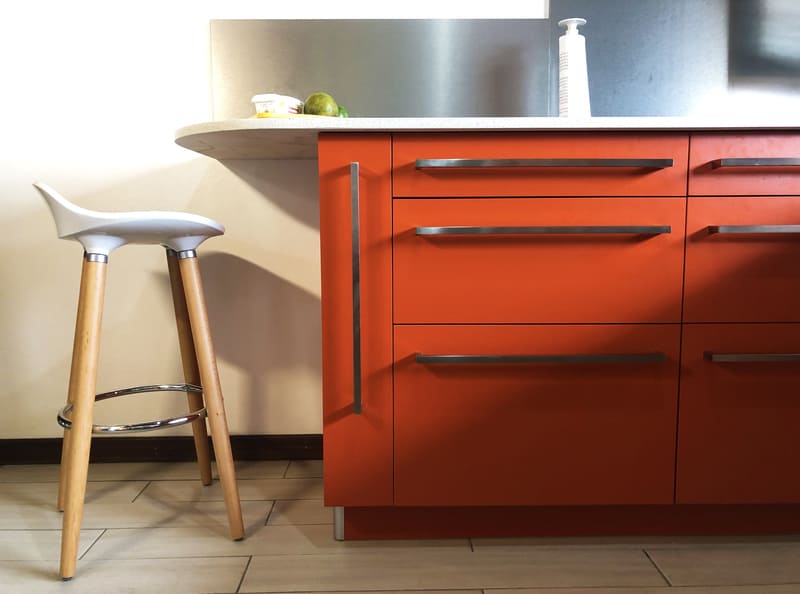 Cuisine moderne équipée orange à Cayenne | Raison Home - 2