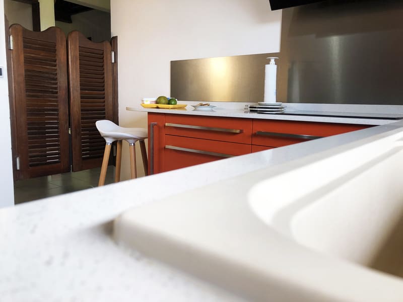 Cuisine moderne équipée orange à Cayenne | Raison Home - 4