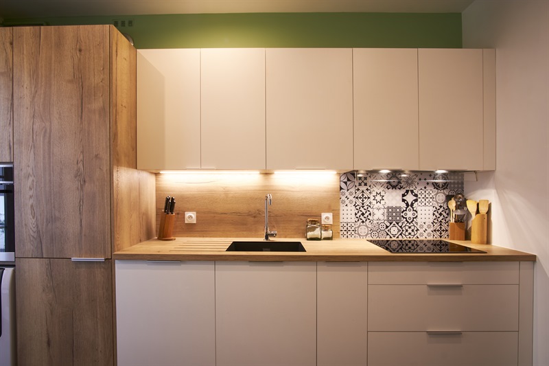 Cuisine fermée de style moderne bois et blanc à Grenoble 1