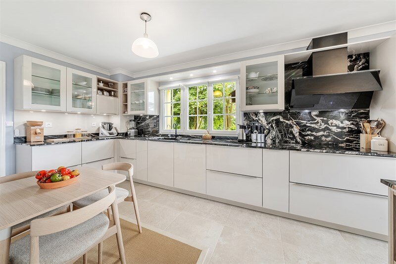 Cuisine moderne beige avec plan de travail en pierre au Monts-d'Andaine 1