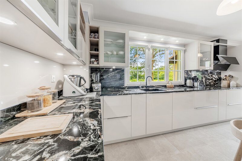 Cuisine moderne beige avec plan de travail en pierre au Monts-d'Andaine 2