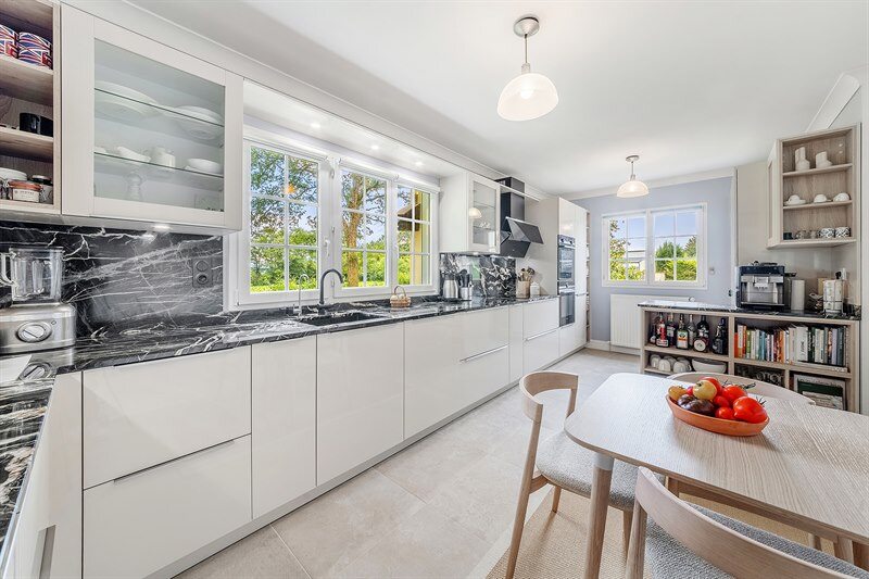 Cuisine moderne beige avec plan de travail en pierre au Monts-d'Andaine 3