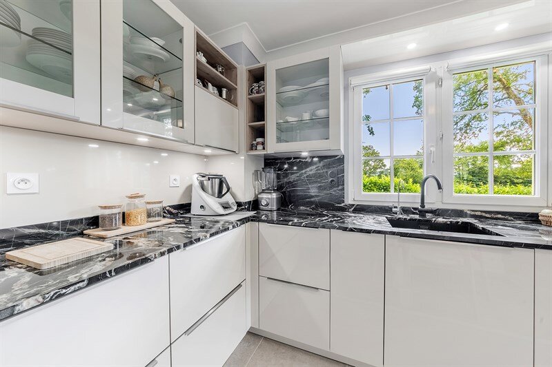 Cuisine moderne beige avec plan de travail en pierre au Monts-d'Andaine 4