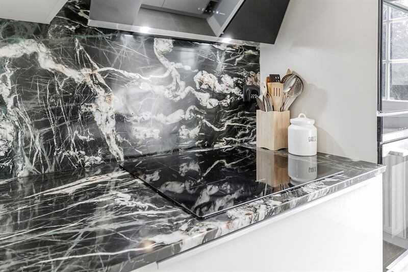 Cuisine moderne beige avec plan de travail en pierre au Monts-d'Andaine 6
