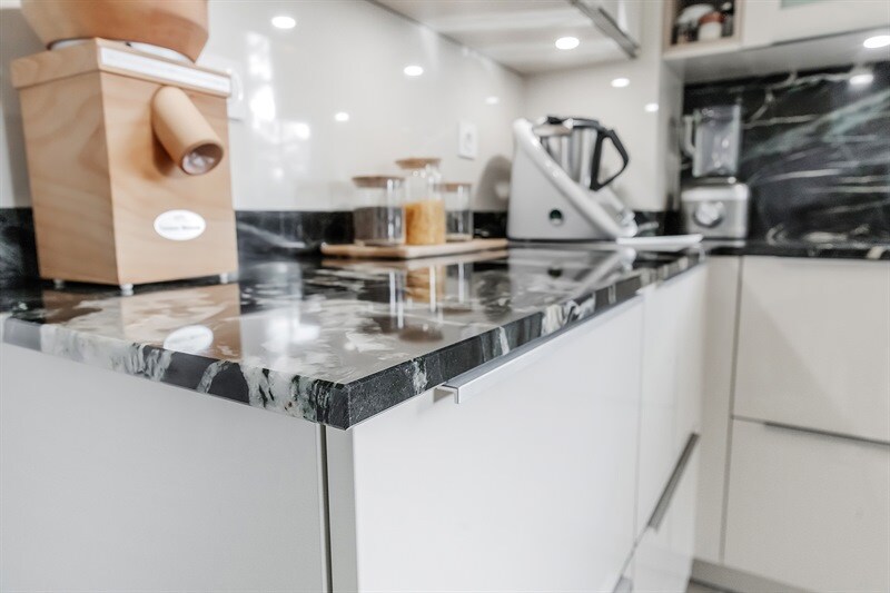 Cuisine moderne beige avec plan de travail en pierre au Monts-d'Andaine 8