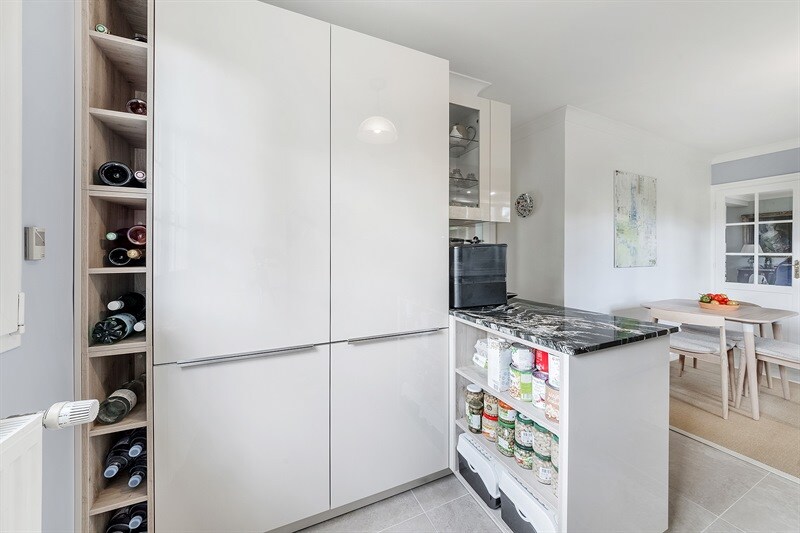 Cuisine moderne beige avec plan de travail en pierre au Monts-d'Andaine 10
