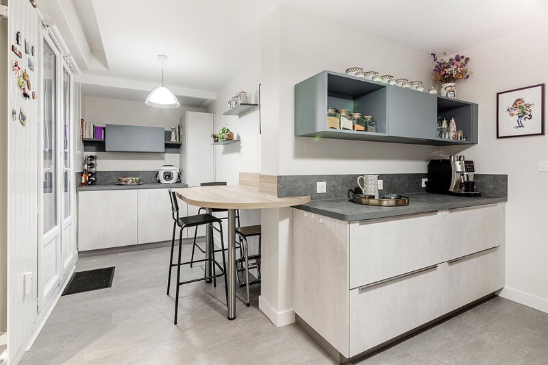 Cuisine fermée de style moderne blanc, gris et vert à Caen 1