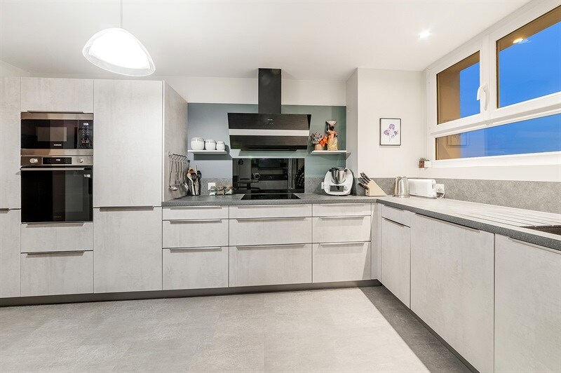 Cuisine fermée de style moderne blanc, gris et vert à Caen 2