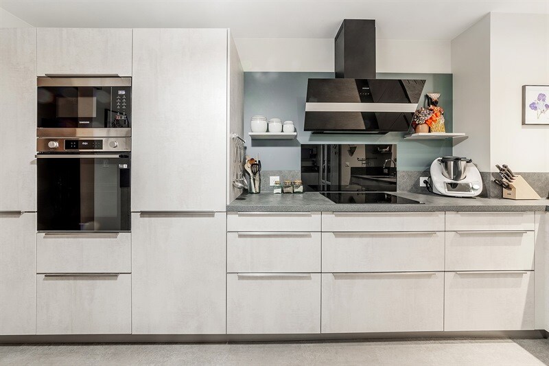 Cuisine fermée de style moderne blanc, gris et vert à Caen 3