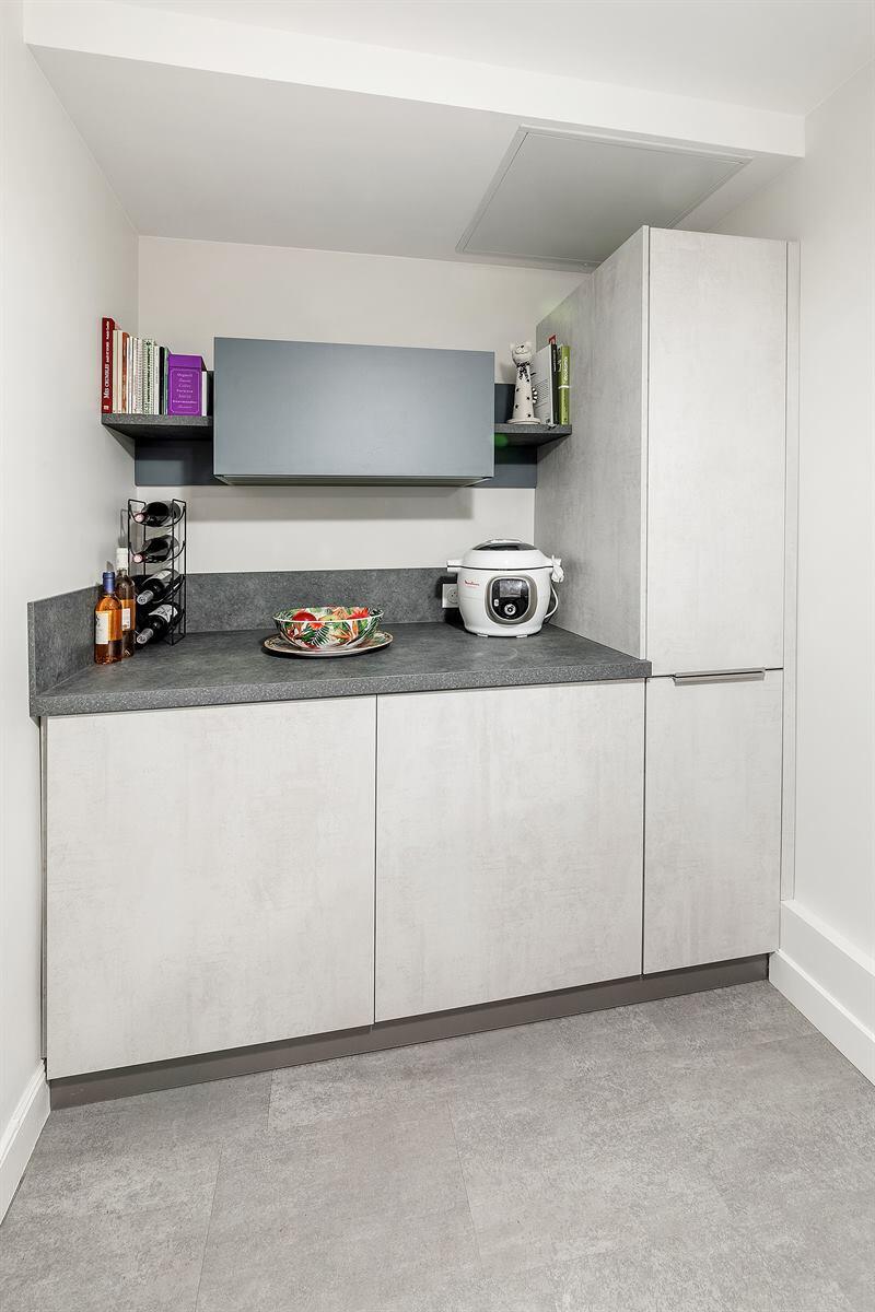 Cuisine fermée de style moderne blanc, gris et vert à Caen 4