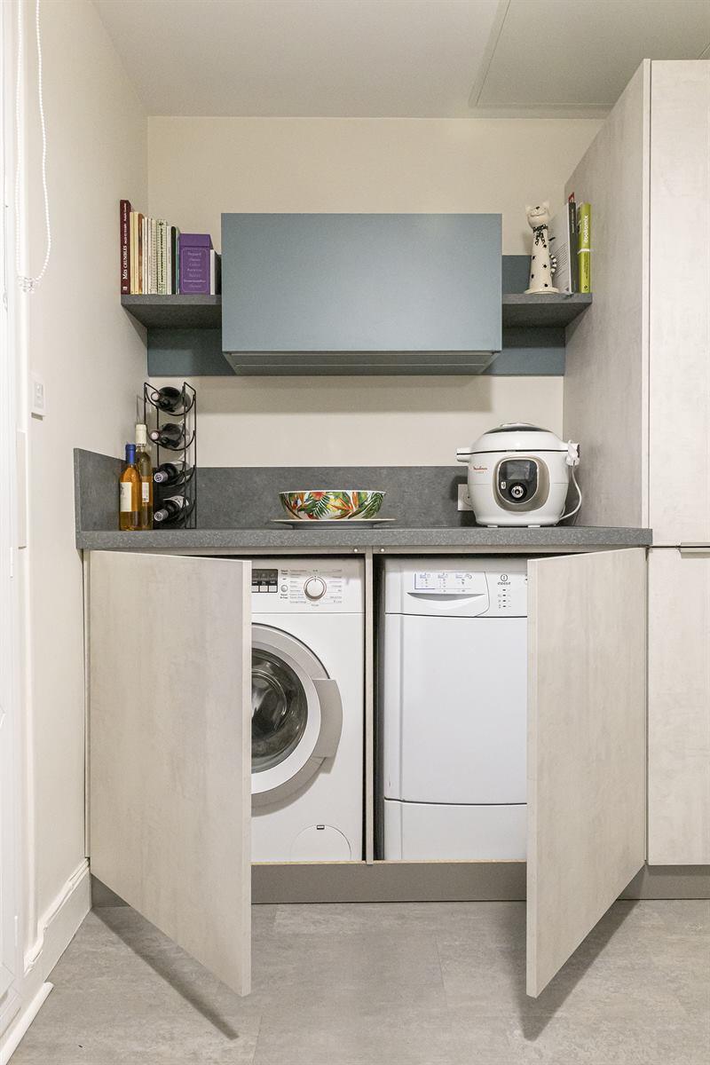 Cuisine fermée de style moderne blanc, gris et vert à Caen 9