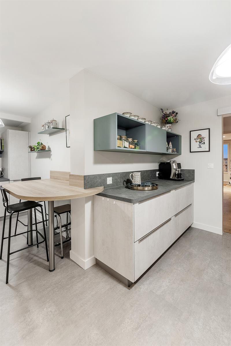 Cuisine fermée de style moderne blanc, gris et vert à Caen 10