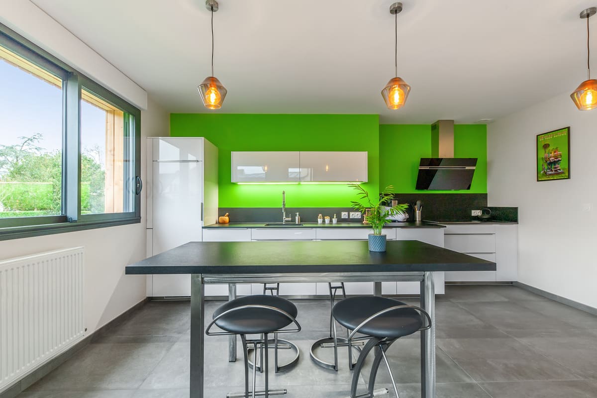 Cuisine blanc laqué et gris foncé avec mur vert flash à Caen | Raison Home - 1