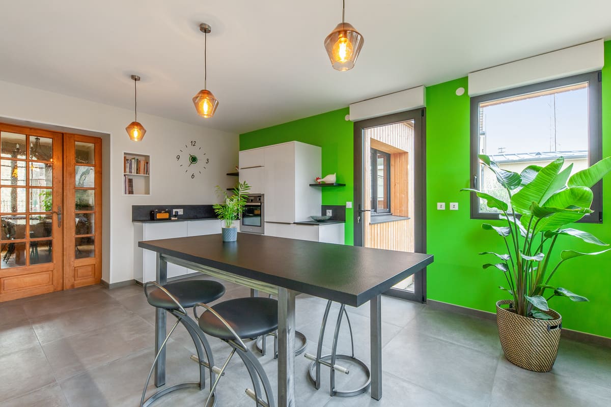 Cuisine blanc laqué et gris foncé avec mur vert flash à Caen | Raison Home - 7