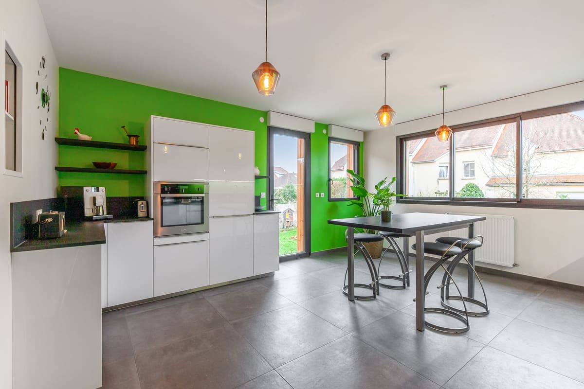 Cuisine blanc laqué et gris foncé avec mur vert flash à Caen | Raison Home - 2