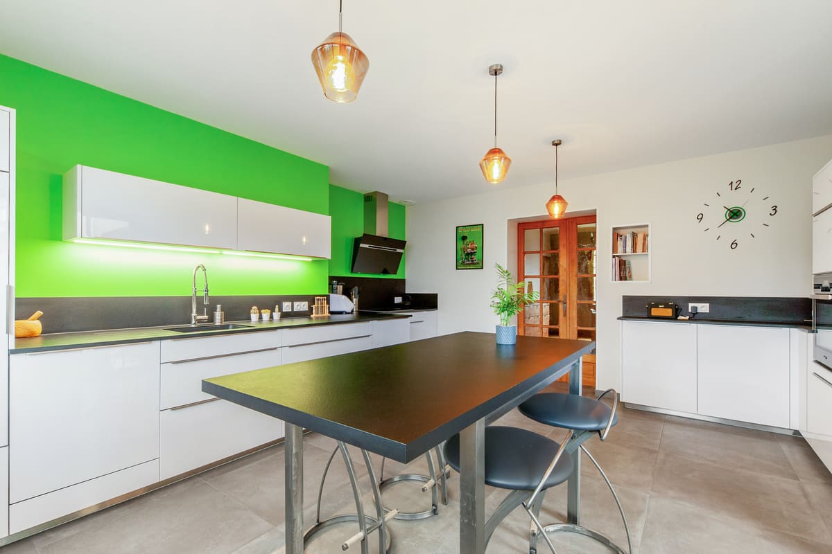 Cuisine blanc laqué et gris foncé avec mur vert flash à Caen | Raison Home - 9