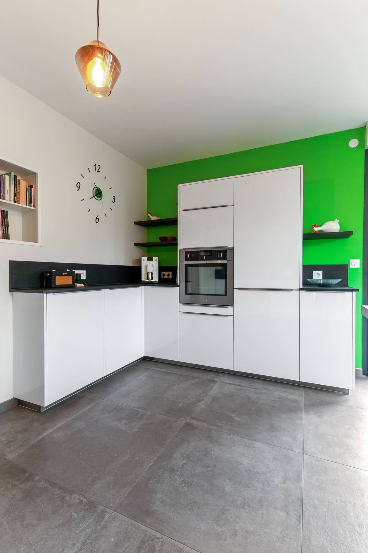 Cuisine blanc laqué et gris foncé avec mur vert flash à Caen | Raison Home - 8