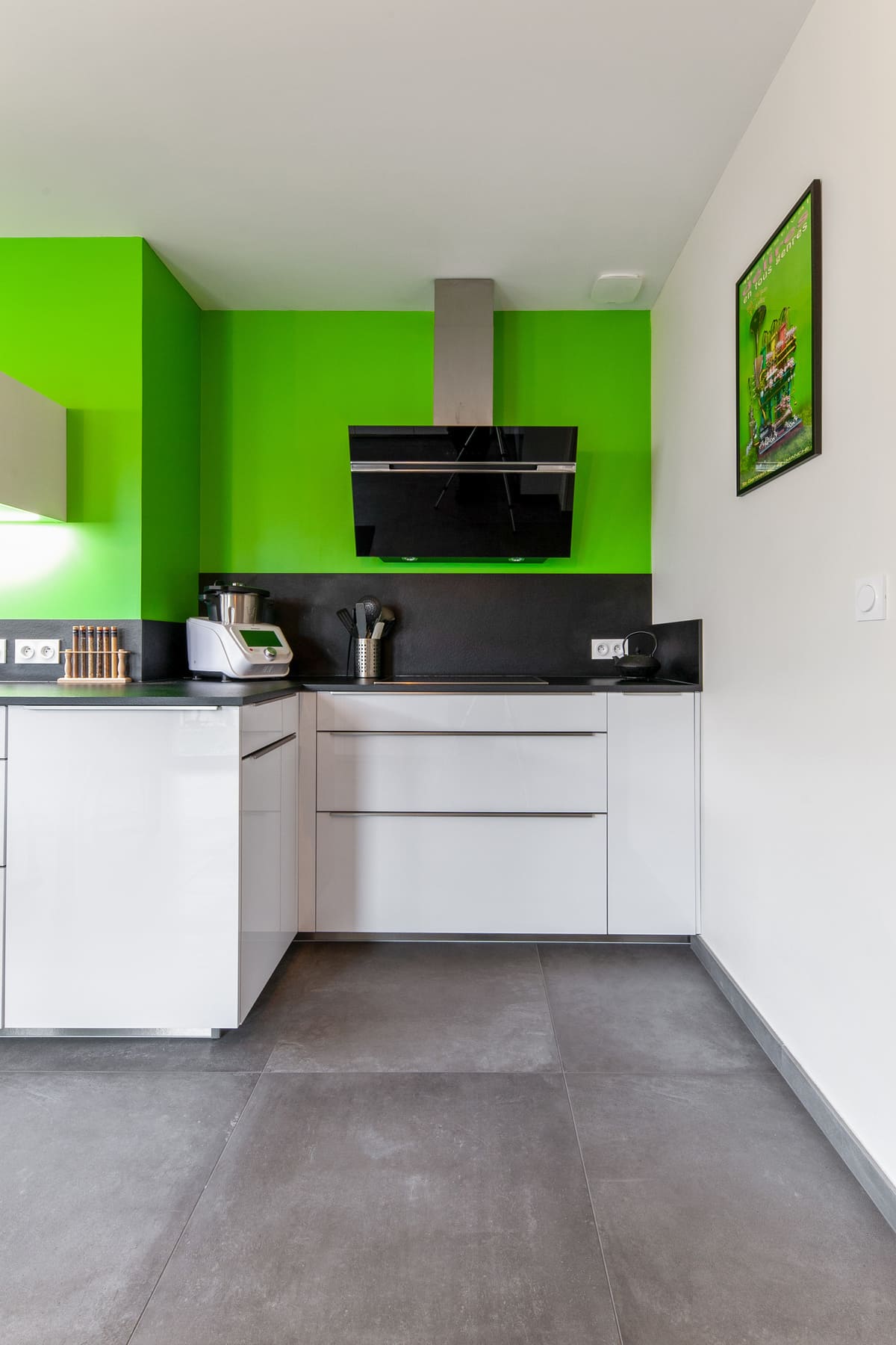 Cuisine blanc laqué et gris foncé avec mur vert flash à Caen | Raison Home - 5