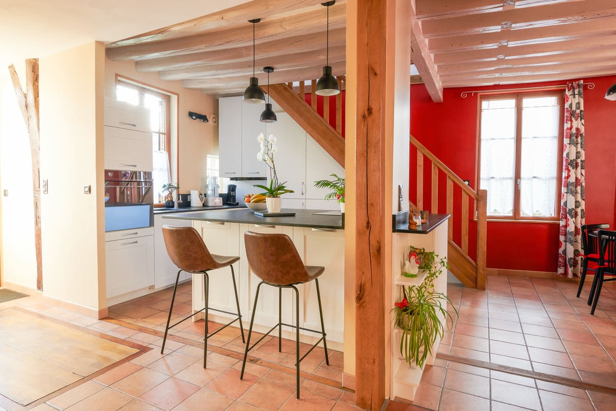 Cuisine ouverte sous escalier blanche et gris foncé à Verneuil-sur-Avre 5