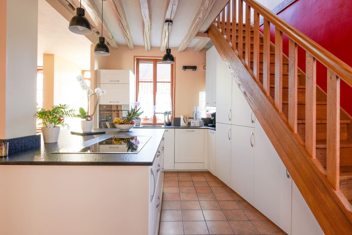 Cuisine ouverte sous escalier blanche et gris foncé à Verneuil-sur-Avre | Raison Home - 8