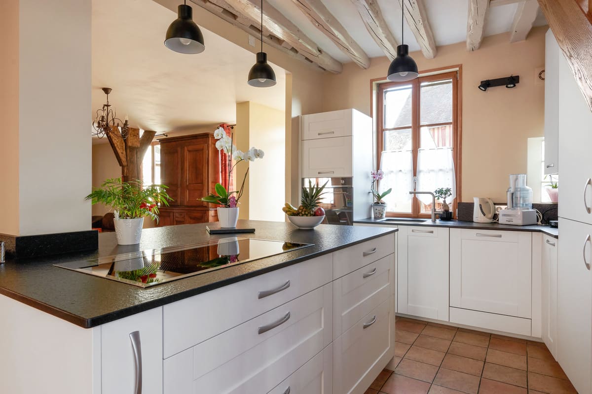 Cuisine ouverte sous escalier blanche et gris foncé à Verneuil-sur-Avre 7