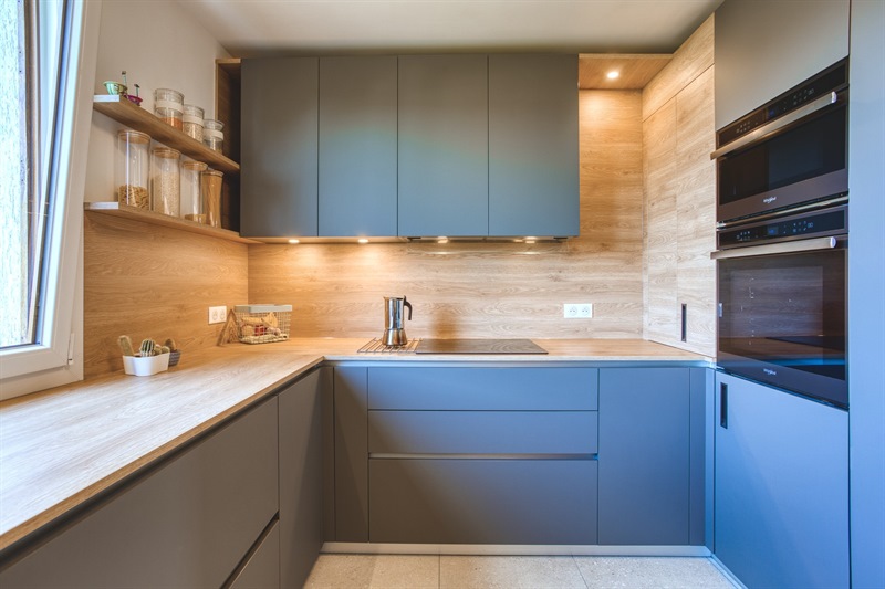 Cuisine fermée de style moderne bois à Chatou 1